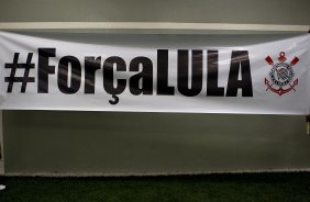 Faixa em homenagem ao ex-presidente Luiz Inacio Lula da Silva, nos vestiários antes da partida entre Corinthians x Avaí, realizada esta tarde no estádio do Pacaembu, válida pela 32ª rodada do Campeonato Brasileiro de 2011