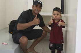 Jorge Henrique com seu filho Thiago nos vestirios antes da partida entre Corinthians x Ava, realizada esta tarde no estdio do Pacaembu, vlida pela 32 rodada do Campeonato Brasileiro de 2011