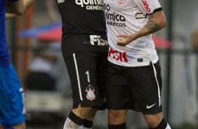Julio Cesar e Fabio Santos comemoram a vitoria durante a partida entre Corinthians x Ava, realizada esta tarde no estdio do Pacaembu, vlida pela 32 rodada do Campeonato Brasileiro de 2011