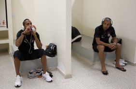 Liedson e Emerson nos vestiários antes da partida entre Corinthians x Avaí, realizada esta tarde no estádio do Pacaembu, válida pela 32ª rodada do Campeonato Brasileiro de 2011