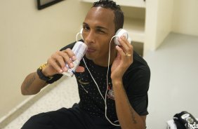 Liedson nos vestiários antes da partida entre Corinthians x Avaí, realizada esta tarde no estádio do Pacaembu, válida pela 32ª rodada do Campeonato Brasileiro de 2011