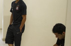 Matheus e Bruno Octavio nos vestiários antes da partida entre Corinthians x Avaí, realizada esta tarde no estádio do Pacaembu, válida pela 32ª rodada do Campeonato Brasileiro de 2011