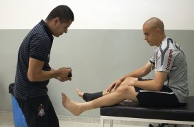 O enfermeiro Cleber Costa coloca faixa nos pes de Julio Cesar nos vestiários antes da partida entre Corinthians x Avaí, realizada esta tarde no estádio do Pacaembu, válida pela 32ª rodada do Campeonato Brasileiro de 2011