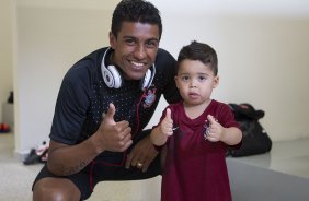 Paulinho com Thiago, filho de Jorge Henrique nos vestiários antes da partida entre Corinthians x Avaí, realizada esta tarde no estádio do Pacaembu, válida pela 32ª rodada do Campeonato Brasileiro de 2011