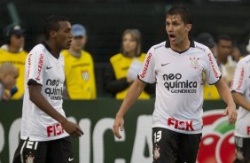 Paulo Andr briga com Edenilson durante a partida entre Corinthians x Ava, realizada esta tarde no estdio do Pacaembu, vlida pela 32 rodada do Campeonato Brasileiro de 2011