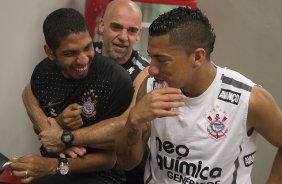 Wallace; o mordomo Edizio e Ralf nos vestiários antes da partida entre Corinthians x Avaí, realizada esta tarde no estádio do Pacaembu, válida pela 32ª rodada do Campeonato Brasileiro de 2011