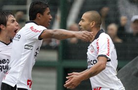 Willian; Paulinho comemoram gol com Emerson durante a partida entre Corinthians x Ava, realizada esta tarde no estdio do Pacaembu, vlida pela 32 rodada do Campeonato Brasileiro de 2011