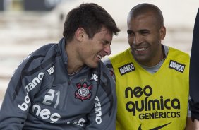 Alex e Emerson durante o treino desta manh no CT Joaquim Grava, no Parque Ecolgico do Tiete, o prximo jogo ser contra o Amrica-MG, domingo, dia 05/11, no Parque do Sabia, em Uberlandia/MG, vlida pela 33 rodada do Brasileiro 2011