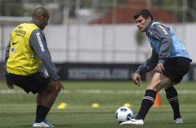 Emerson e Alex durante o treino desta manh no CT Joaquim Grava, no Parque Ecolgico do Tiete, o prximo jogo ser contra o Amrica-MG, domingo, dia 05/11, no Parque do Sabia, em Uberlandia/MG, vlida pela 33 rodada do Brasileiro 2011
