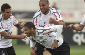 Adriano brinca com Ramon(e) e Wallace durante o treino desta tarde no CT Joaquim Grava, no Parque Ecolgico do Tiete, o prximo jogo ser contra o Atltico-PR, domingo, dia 12/11, no estdio do Pacaembu, vlida pela 34 rodada do Brasileiro 2011