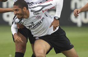 Adriano brinca com Wallace durante o treino desta tarde no CT Joaquim Grava, no Parque Ecolgico do Tiete, o prximo jogo ser contra o Atltico-PR, domingo, dia 12/11, no estdio do Pacaembu, vlida pela 34 rodada do Brasileiro 2011