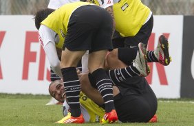 Adriano comemora gol com Willian, de costas, durante o treino desta tarde no CT Joaquim Grava, no Parque Ecolgico do Tiete, o prximo jogo ser contra o Atltico-PR, domingo, dia 12/11, no estdio do Pacaembu, vlida pela 34 rodada do Brasileiro 2011