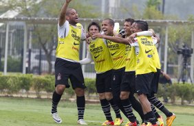 Adriano comemora gol durante o treino desta tarde no CT Joaquim Grava, no Parque Ecolgico do Tiete, o prximo jogo ser contra o Atltico-PR, domingo, dia 12/11, no estdio do Pacaembu, vlida pela 34 rodada do Brasileiro 2011