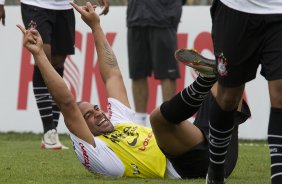 Adriano comemora gol durante o treino desta tarde no CT Joaquim Grava, no Parque Ecolgico do Tiete, o prximo jogo ser contra o Atltico-PR, domingo, dia 12/11, no estdio do Pacaembu, vlida pela 34 rodada do Brasileiro 2011