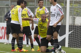 Adriano depois comemora gol durante o treino desta tarde no CT Joaquim Grava, no Parque Ecolgico do Tiete, o prximo jogo ser contra o Atltico-PR, domingo, dia 12/11, no estdio do Pacaembu, vlida pela 34 rodada do Brasileiro 2011