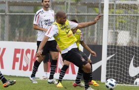 Adriano faz gol durante o treino desta tarde no CT Joaquim Grava, no Parque Ecolgico do Tiete, o prximo jogo ser contra o Atltico-PR, domingo, dia 12/11, no estdio do Pacaembu, vlida pela 34 rodada do Brasileiro 2011