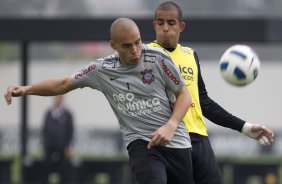 Julio Cesar e Danilo Fernandes durante o treino desta tarde no CT Joaquim Grava, no Parque Ecolgico do Tiete, o prximo jogo ser contra o Atltico-PR, domingo, dia 12/11, no estdio do Pacaembu, vlida pela 34 rodada do Brasileiro 2011