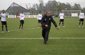 O tcnico Tite na roda de bobinho no aquecimento durante o treino desta tarde no CT Joaquim Grava, no Parque Ecolgico do Tiete, o prximo jogo ser contra o Atltico-PR, domingo, dia 12/11, no estdio do Pacaembu, vlida pela 34 rodada do Brasileiro 2011