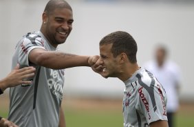 Adriano da petelecos em Morais durante o treino esta manh no CT Joaquim Grava, no Parque Ecolgico do Tiete, o prximo jogo ser contra o Atltico-PR, amanh, domingo, dia 13/11, no estdio do Pacaembu, vlida pela 34 rodada do Brasileiro 2011