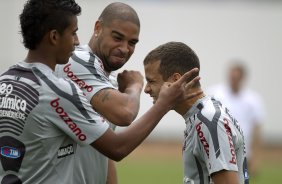 Denner e Adriano dao petelecos em Morais durante o treino esta manh no CT Joaquim Grava, no Parque Ecolgico do Tiete, o prximo jogo ser contra o Atltico-PR, amanh, domingo, dia 13/11, no estdio do Pacaembu, vlida pela 34 rodada do Brasileiro 2011