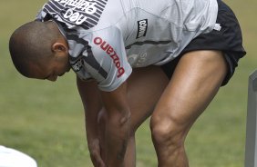 Emerson passando protetor solar durante o treino esta manh no CT Joaquim Grava, no Parque Ecolgico do Tiete, o prximo jogo ser contra o Atltico-PR, amanh, domingo, dia 13/11, no estdio do Pacaembu, vlida pela 34 rodada do Brasileiro 2011