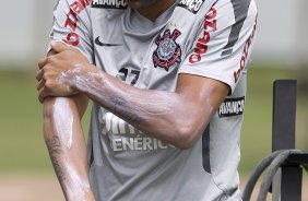 Emerson passando protetor solar durante o treino esta manh no CT Joaquim Grava, no Parque Ecolgico do Tiete, o prximo jogo ser contra o Atltico-PR, amanh, domingo, dia 13/11, no estdio do Pacaembu, vlida pela 34 rodada do Brasileiro 2011