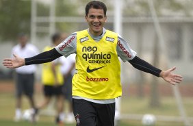 Fabio Santos comemora gol durante o treino esta manh no CT Joaquim Grava, no Parque Ecolgico do Tiete, o prximo jogo ser contra o Atltico-PR, amanh, domingo, dia 13/11, no estdio do Pacaembu, vlida pela 34 rodada do Brasileiro 2011