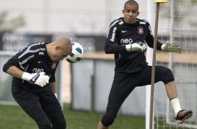 Julio Cesar e Danilo Fernandes durante o treino esta manh no CT Joaquim Grava, no Parque Ecolgico do Tiete, o prximo jogo ser contra o Atltico-PR, amanh, domingo, dia 13/11, no estdio do Pacaembu, vlida pela 34 rodada do Brasileiro 2011