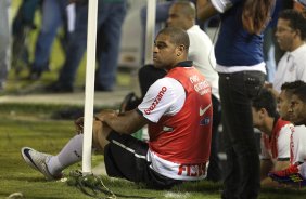 Adriano sentado no banco de reservas durante a partida entre Cear x Corinthians, realizada esta noite no estdio Presidente Vargas, em Fortaleza, vlida pela 35 rodada do Campeonato Brasileiro de 2011