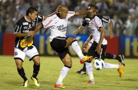 Eusebio e Emerson durante a partida entre Cear x Corinthians, realizada esta noite no estdio Presidente Vargas, em Fortaleza, vlida pela 35 rodada do Campeonato Brasileiro de 2011