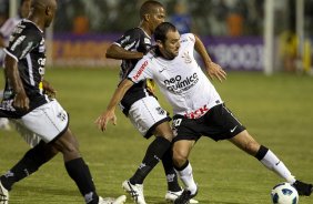 Joo Marcos e Danilo durante a partida entre Cear x Corinthians, realizada esta noite no estdio Presidente Vargas, em Fortaleza, vlida pela 35 rodada do Campeonato Brasileiro de 2011