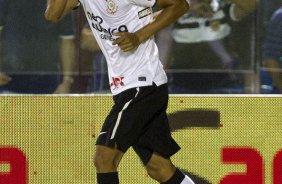 Luis Ramirez comemora seu gol durante a partida entre Cear x Corinthians, realizada esta noite no estdio Presidente Vargas, em Fortaleza, vlida pela 35 rodada do Campeonato Brasileiro de 2011