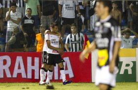 Luis Ramirez comemora seu gol durante a partida entre Cear x Corinthians, realizada esta noite no estdio Presidente Vargas, em Fortaleza, vlida pela 35 rodada do Campeonato Brasileiro de 2011