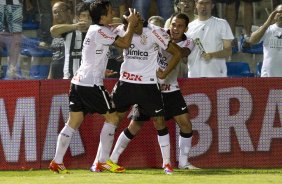 Luis Ramirez comemora seu gol durante a partida entre Cear x Corinthians, realizada esta noite no estdio Presidente Vargas, em Fortaleza, vlida pela 35 rodada do Campeonato Brasileiro de 2011