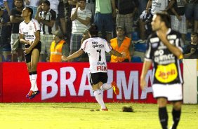 Luis Ramirez comemora seu gol durante a partida entre Cear x Corinthians, realizada esta noite no estdio Presidente Vargas, em Fortaleza, vlida pela 35 rodada do Campeonato Brasileiro de 2011