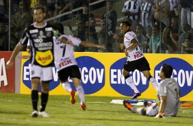 Luis Ramirez comemora seu gol durante a partida entre Cear x Corinthians, realizada esta noite no estdio Presidente Vargas, em Fortaleza, vlida pela 35 rodada do Campeonato Brasileiro de 2011