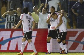 Luis Ramirez comemora seu gol durante a partida entre Cear x Corinthians, realizada esta noite no estdio Presidente Vargas, em Fortaleza, vlida pela 35 rodada do Campeonato Brasileiro de 2011