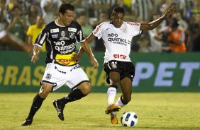 Michel e Edenilson durante a partida entre Cear x Corinthians, realizada esta noite no estdio Presidente Vargas, em Fortaleza, vlida pela 35 rodada do Campeonato Brasileiro de 2011