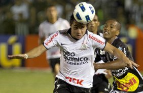 Willian e Joo Marcos durante a partida entre Cear x Corinthians, realizada esta noite no estdio Presidente Vargas, em Fortaleza, vlida pela 35 rodada do Campeonato Brasileiro de 2011