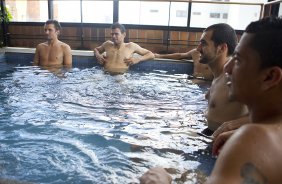 Jogadores durante o treino do Corinthians esta manh na piscina do hotel onde esta hospedado na praia de Mucuripe/CE. O prximo jogo ser contra o Atltico-MG, domingo, dia 19/11, no estdio do Pacaembu, vlida pela 36 rodada do Brasileiro 2011