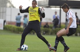 Danilo Fernandes e Lucao durante o treino desta tarde no CT Joaquim Grava, no Parque Ecolgico do Tiete, o prximo jogo ser contra o Atltico-MG, domingo dia 20/11, no estdio do Pacaembu, vlida pela 36 rodada do Brasileiro 2011