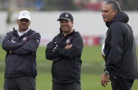 Geraldo Delamore e Cleber Xavier, auxiliares, e Tite, tcnico, durante o treino desta tarde no CT Joaquim Grava, no Parque Ecolgico do Tiete, o prximo jogo ser contra o Atltico-MG, domingo dia 20/11, no estdio do Pacaembu, vlida pela 36 rodada do Brasileiro 2011
