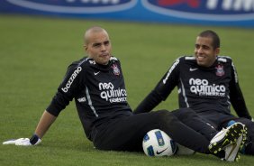 Julio Cesar e Danilo Fernandes durante o treino desta tarde no CT Joaquim Grava, no Parque Ecolgico do Tiete, o prximo jogo ser contra o Atltico-MG, domingo dia 20/11, no estdio do Pacaembu, vlida pela 36 rodada do Brasileiro 2011