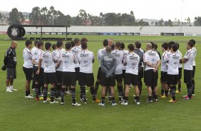 Tite reune os jogadores durante o treino desta tarde no CT Joaquim Grava, no Parque Ecolgico do Tiete, o prximo jogo ser contra o Atltico-MG, domingo dia 20/11, no estdio do Pacaembu, vlida pela 36 rodada do Brasileiro 2011