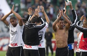 Adriano agrade a torcida durante a partida entre Corinthians x Atlético-MG, realizada esta tarde no estádio do Pacaembu, válida pela 36ª rodada do Campeonato Brasileiro de 2011