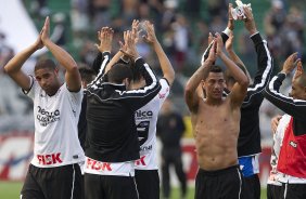 Adriano agrade a torcida durante a partida entre Corinthians x Atltico-MG, realizada esta tarde no estdio do Pacaembu, vlida pela 36 rodada do Campeonato Brasileiro de 2011