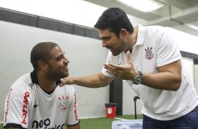 Adriano com o fisioterapeuta Bruno Mazziotti nos vestirios aps a partida entre Corinthians x Atltico-MG, realizada esta tarde no estdio do Pacaembu, vlida pela 36 rodada do Campeonato Brasileiro de 2011