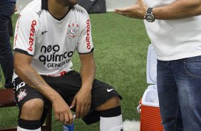 Adriano com o fisioterapeuta Bruno Mazziotti nos vestirios aps a partida entre Corinthians x Atltico-MG, realizada esta tarde no estdio do Pacaembu, vlida pela 36 rodada do Campeonato Brasileiro de 2011