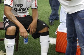 Adriano com o fisioterapeuta Bruno Mazziotti nos vestiários após a partida entre Corinthians x Atlético-MG, realizada esta tarde no estádio do Pacaembu, válida pela 36ª rodada do Campeonato Brasileiro de 2011