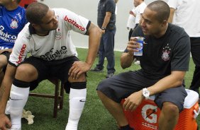 Adriano com o fisioterapeuta Caio Mello nos vestirios aps a partida entre Corinthians x Atltico-MG, realizada esta tarde no estdio do Pacaembu, vlida pela 36 rodada do Campeonato Brasileiro de 2011